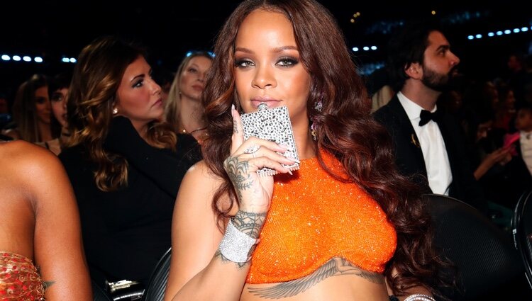 Rihanna presume de petaca durante los Premios Grammy 2017