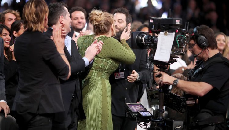 Adele besando a su marido Simon Konecki durante los Premios Grammy 2017