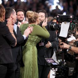 Adele besando a su marido Simon Konecki durante los Premios Grammy 2017