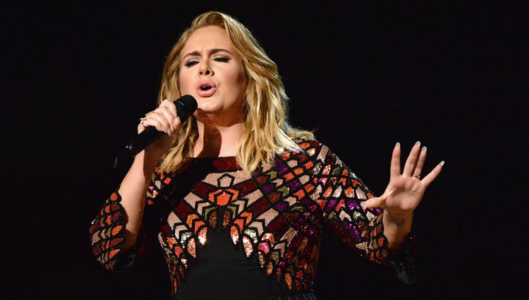 Adele actuando en los Premios Grammy 2017