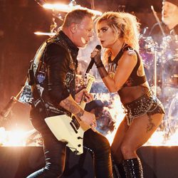 Lady Gaga realizando un dueto con Metallica en los Premios Grammy 2017