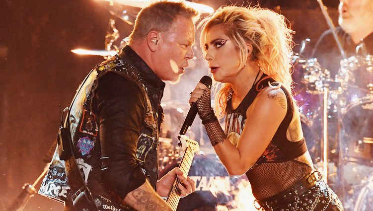 Lady Gaga realizando un dueto con Metallica en los Premios Grammy 2017