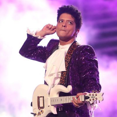 Bruno Mars rindiendo homenaje a Prince en los Premios Grammy 2017