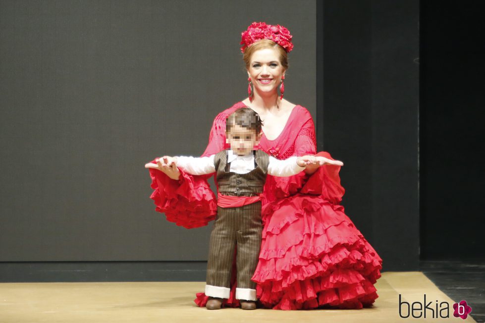 Beatriz Trapote desfilando en la Pasarela Flamenca de Jerez con su hijo Víctor Janeiro Jr