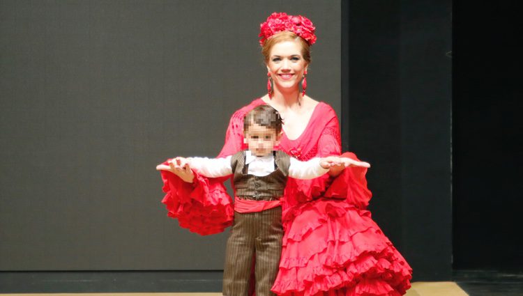 Beatriz Trapote desfilando en la Pasarela Flamenca de Jerez con su hijo Víctor Janeiro Jr