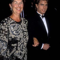 Tom Cruise junto a su madre Mary Lee South en los Gobos de Oro de 1990