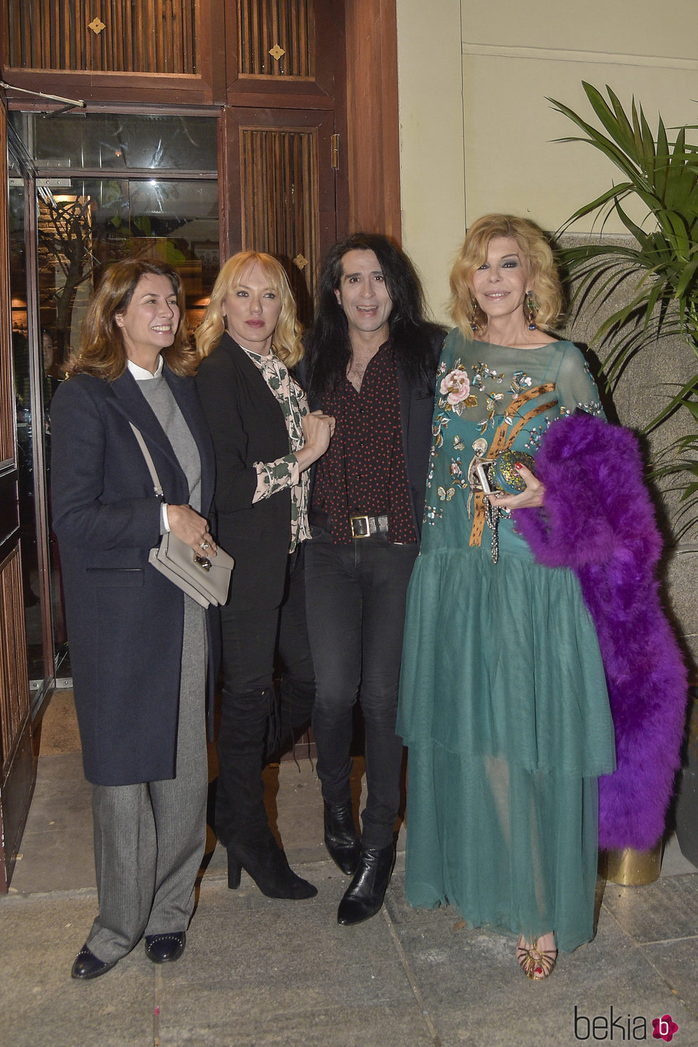 Bibiana Fernández con Ana García-Siñeriz, Topacio Fresh y Mario Vaquerizo en la fiesta de su 63 cumpleaños