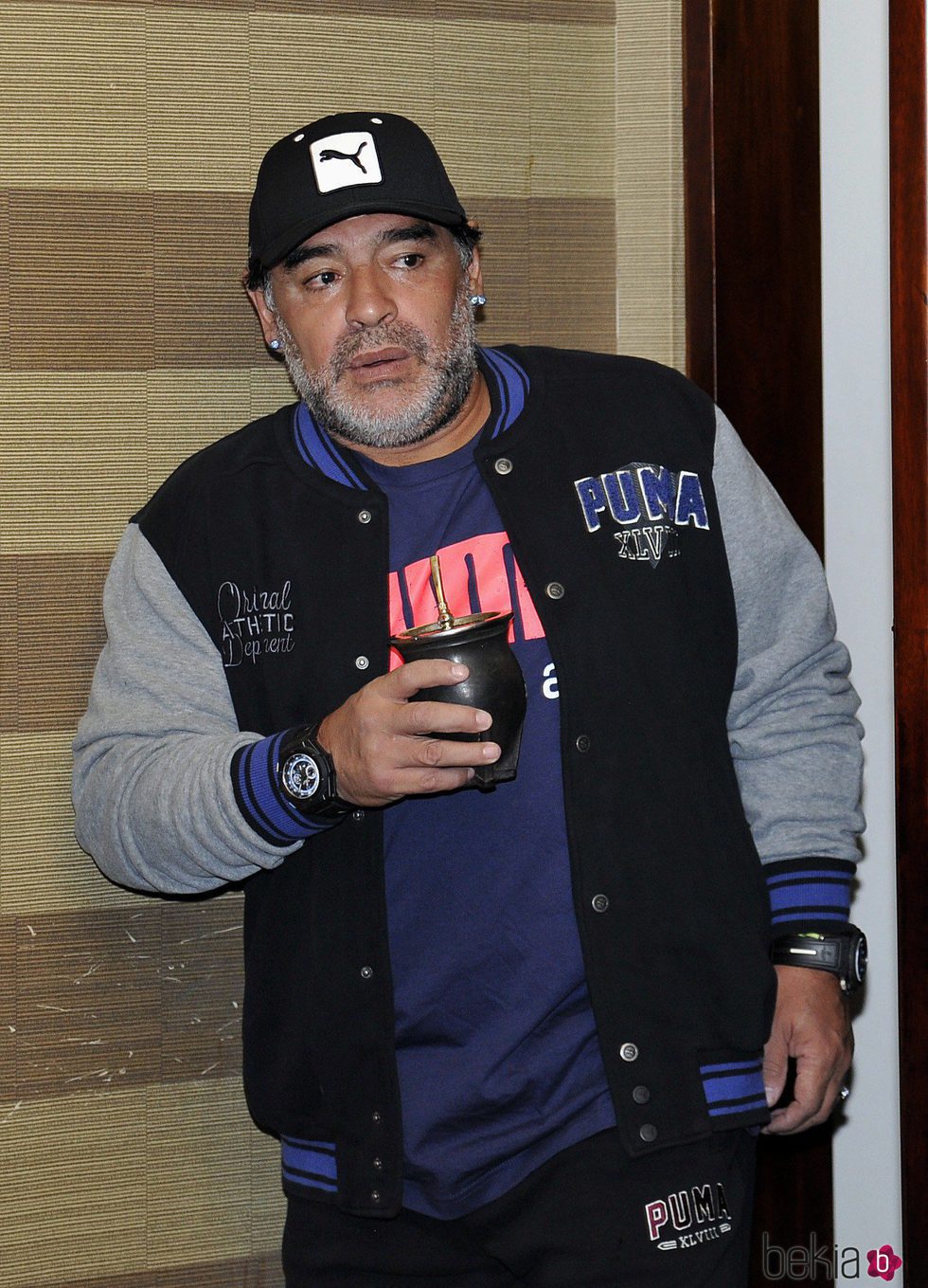 Diego Armando Maradona abandonando un partido de fútbol en Colombia