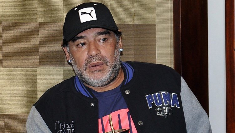 Diego Armando Maradona abandonando un partido de fútbol en Colombia