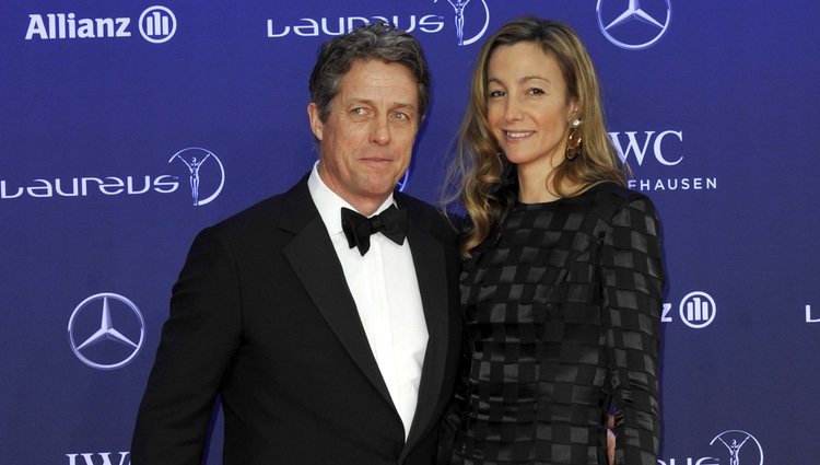 Hugh Grant y Anna Eberstein en los Premios Laureus 2017