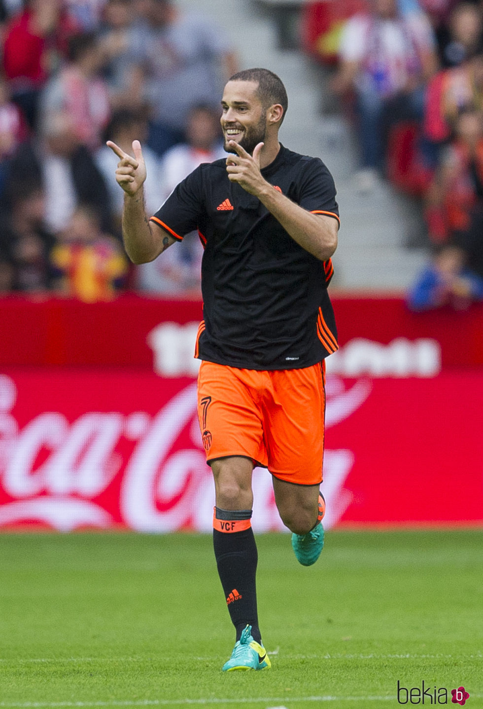 Mario Suárez durante un partido de fútbol del Valencia