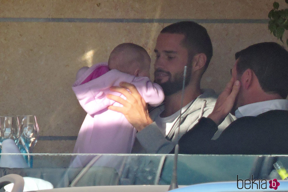 Mario Suárez con su hija Matilda en brazos durante una visita a Mallorca