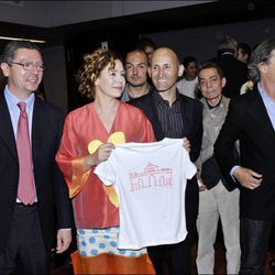 Alberto Ruiz Gallardón y Ágatha Ruiz de la Prada con otras personas en un evento