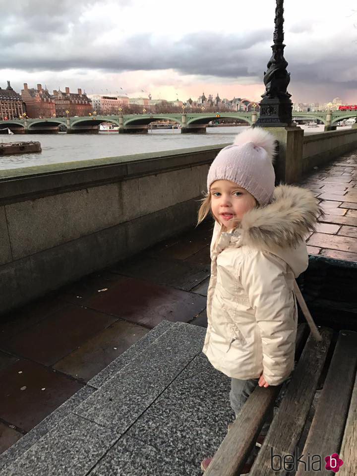 Leonor de Suecia junto al río Támesis durante un paseo por Londres