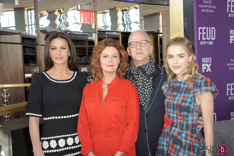 Susan Sarandon, Catherine Zeta Jones, Ryan Murphy y Kiernan Shipka en la presentación de 'Feud'