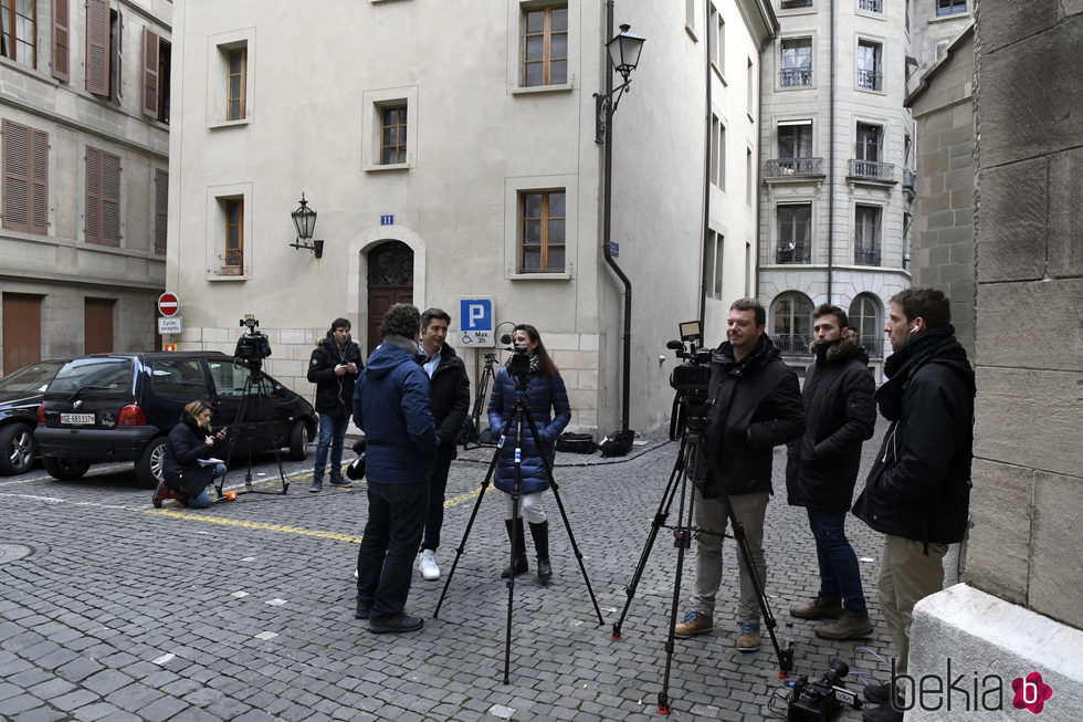 Medios de comunicación a las puertas de la casa de la Infanta Cristina e Iñaki Urdangarín en Ginebra