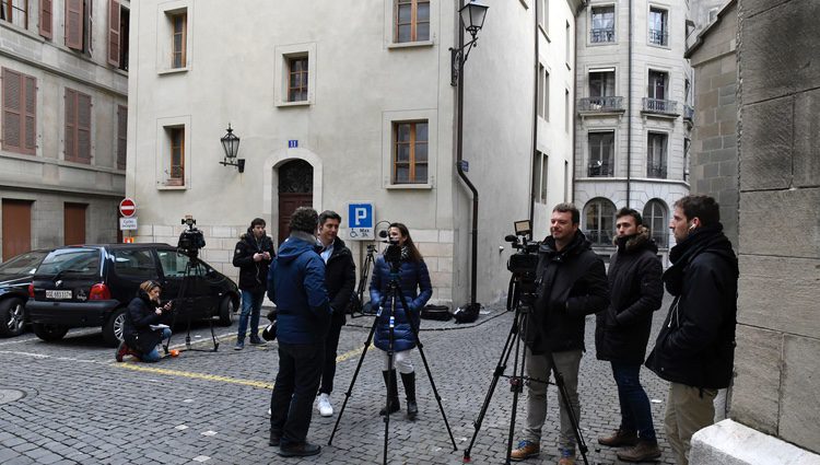Medios de comunicación a las puertas de la casa de la Infanta Cristina e Iñaki Urdangarín en Ginebra