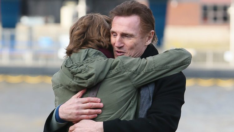 El fuerte abrazo de Thomas Brodie Sangster y Liam Neeson en el set de rodaje de 'Love Actually 2'