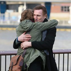 El fuerte abrazo de Thomas Brodie Sangster y Liam Neeson en el set de rodaje de 'Love Actually 2'
