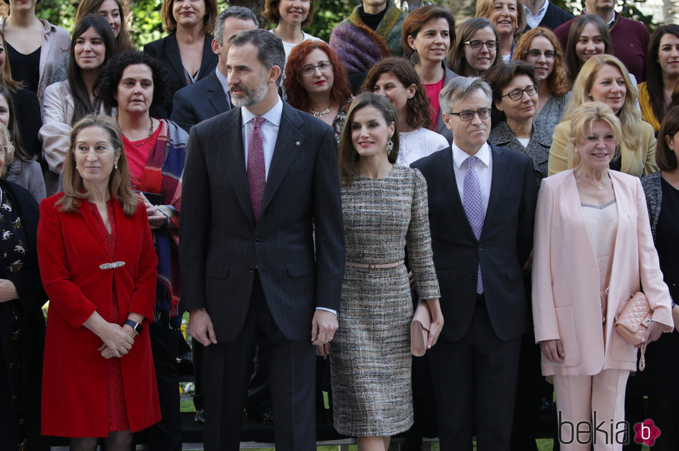 Lo Reyes Felipe y Letizia en un acto oficial junto a otras personalidades en el Museo Thyssen