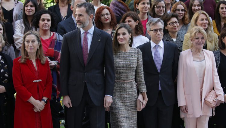 Lo Reyes Felipe y Letizia en un acto oficial junto a otras personalidades en el Museo Thyssen