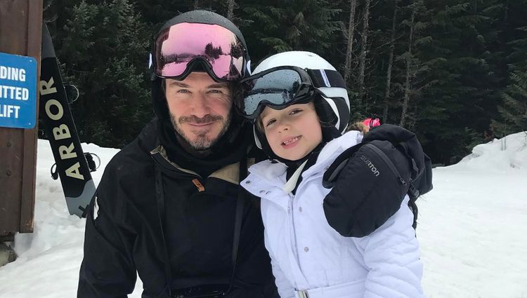 David Beckham posando con su hija Harper Seven Beckham en Canadá
