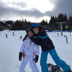 Cruz Beckham posando en la nieve con su hermana Harper Beckham