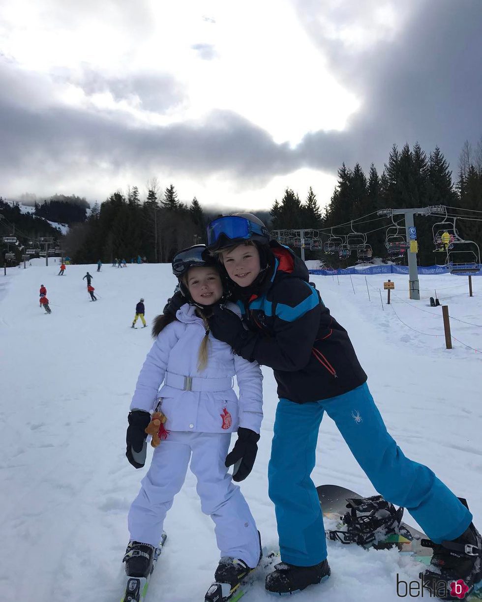 Cruz Beckham posando en la nieve con su hermana Harper Beckham