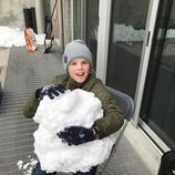 Cruz Beckham jugando con la nieve en Canadá