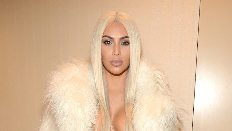 Kim Kardashian con una peluca rubia