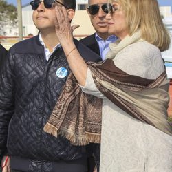 David Flores emocionado junto a su tía Gloria Mohedano en un homenaje a Rocío Jurado