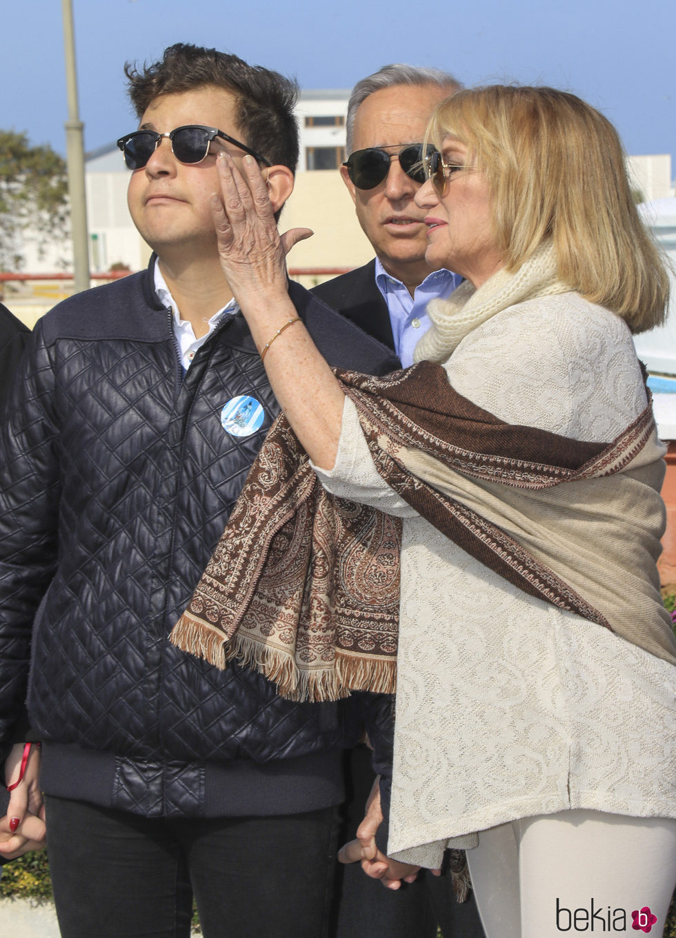 David Flores emocionado junto a su tía Gloria Mohedano en un homenaje a Rocío Jurado