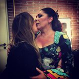 Anabel Pantoja abranzado a su tía Isabel Pantoja tras su concierto de Barcelona