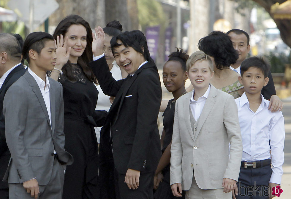 Angelina Jolie junto a sus hijos en un viaje a Camboya