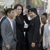 Angelina Jolie junto a sus hijos en un viaje a Camboya