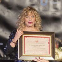 Bárbara Rey recibiendo el 'Premio Máscara de Oro 2017' en Totana, su pueblo natal