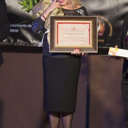 Bárbara Rey, emocionada al recibir el 'Premio Máscara de Oro 2017' en Totana, su pueblo natal