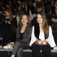 Ana Rodríguez y su hija Sofía en el desfile de la firma Ulises Mérida en la Madrid Fashion Week 2017/2018
