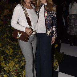 Cari Lapique y Carla Goyanes en el desfile de la firma Jorge Vázquez en la Madrid Fashion Week 2017/2018