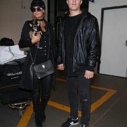 Paris Hilton y su novio Chris Zylka en el aeropuerto de Los Angeles