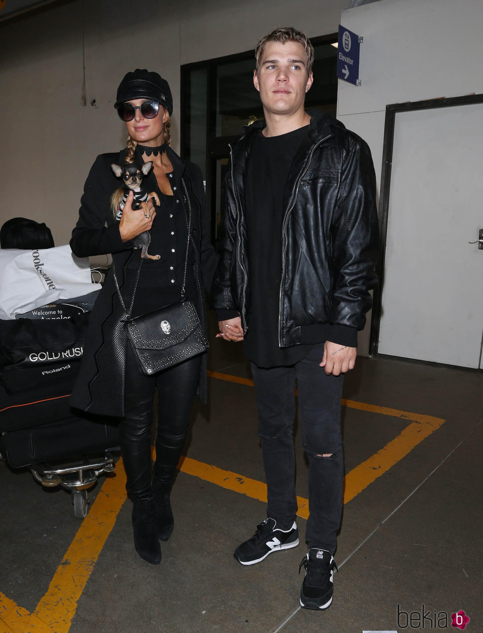 Paris Hilton y su novio Chris Zylka en el aeropuerto de Los Angeles