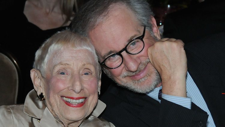 Steven Spielberg con su madre Leah Adler