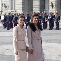 La Reina Letizia y Juliana Awada, muy sonrientes en la ceremonia de bienvenida al presidente de Argentina