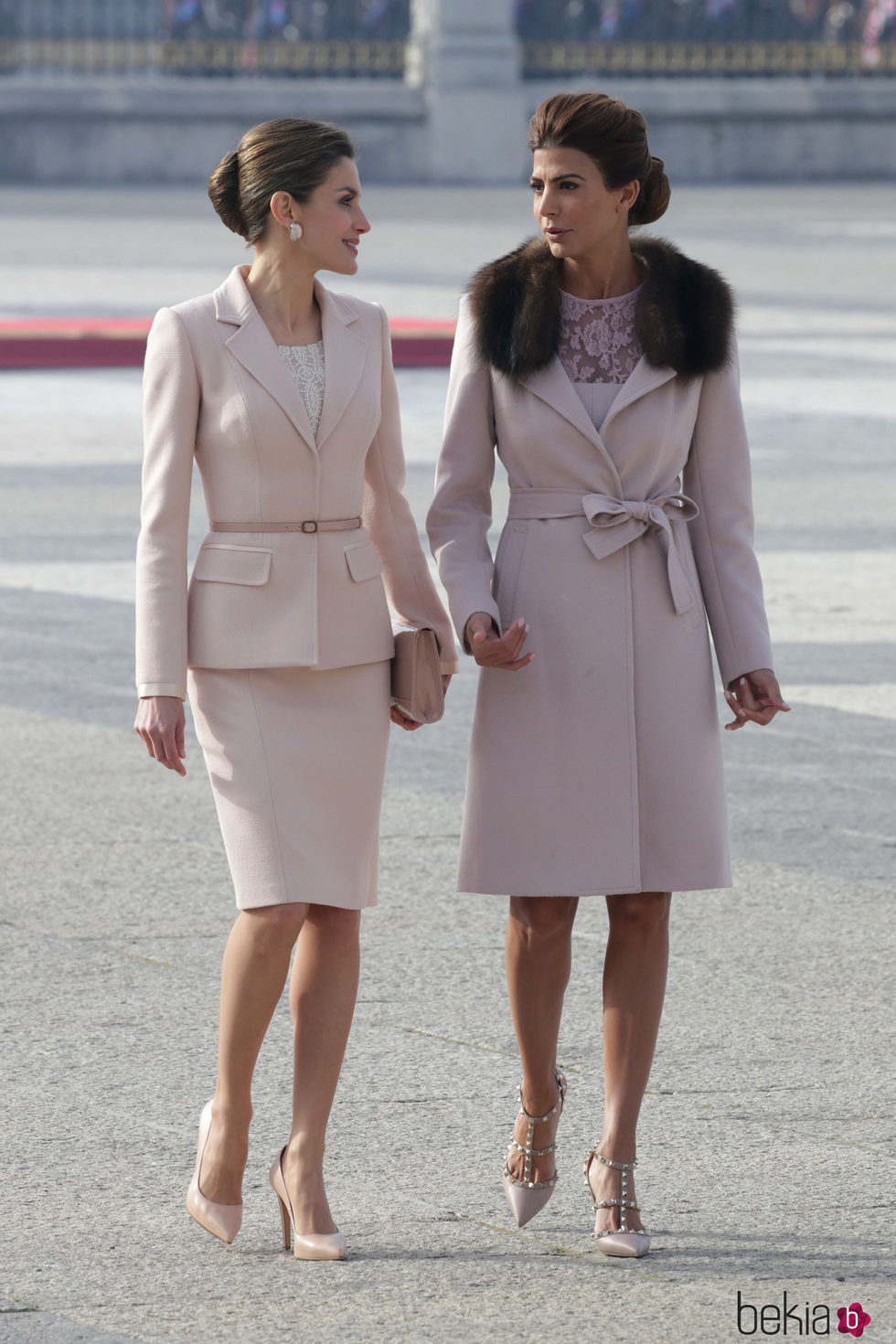 La Reina Letizia y Juliana Awada charlando en la ceremonia de bienvenida al presidente de Argentina
