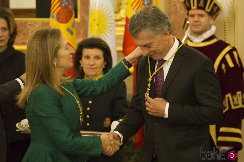 Ana Pastor impone la Medalla del Congreso a Mauricio Macri
