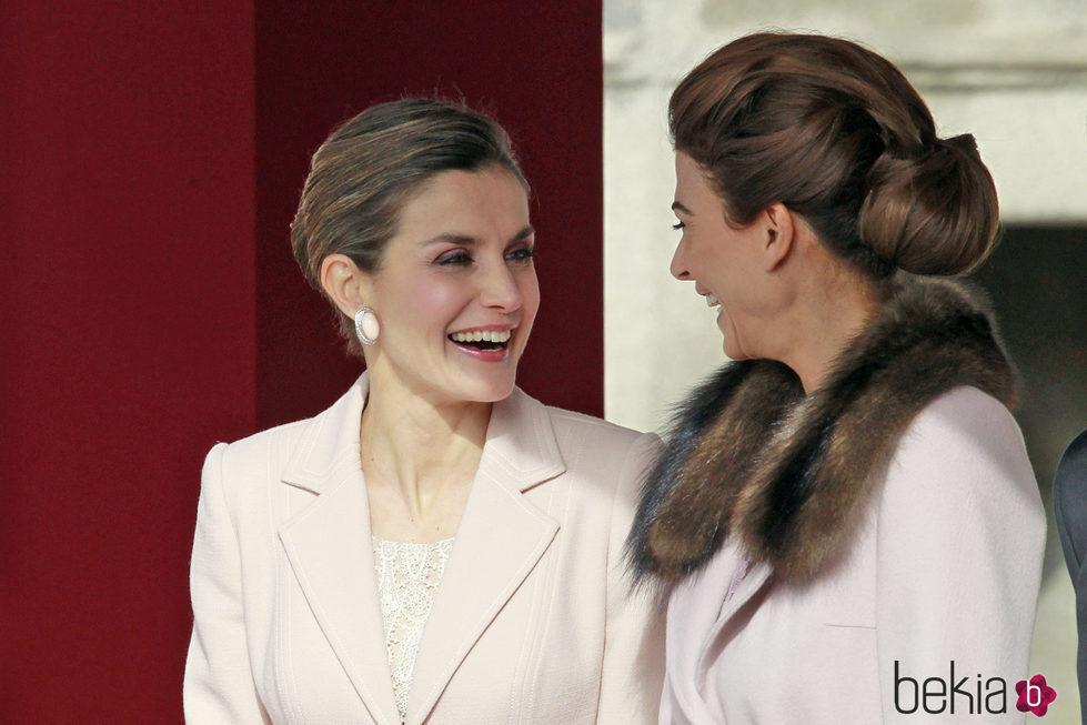 La Reina Letizia y Juliana Awada ríen divertidas en la ceremonia de bienvenida al presidente de Argentina