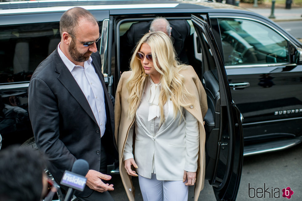 Kesha aparece en la corte entre las protestas de los fans contra Dr. Luke