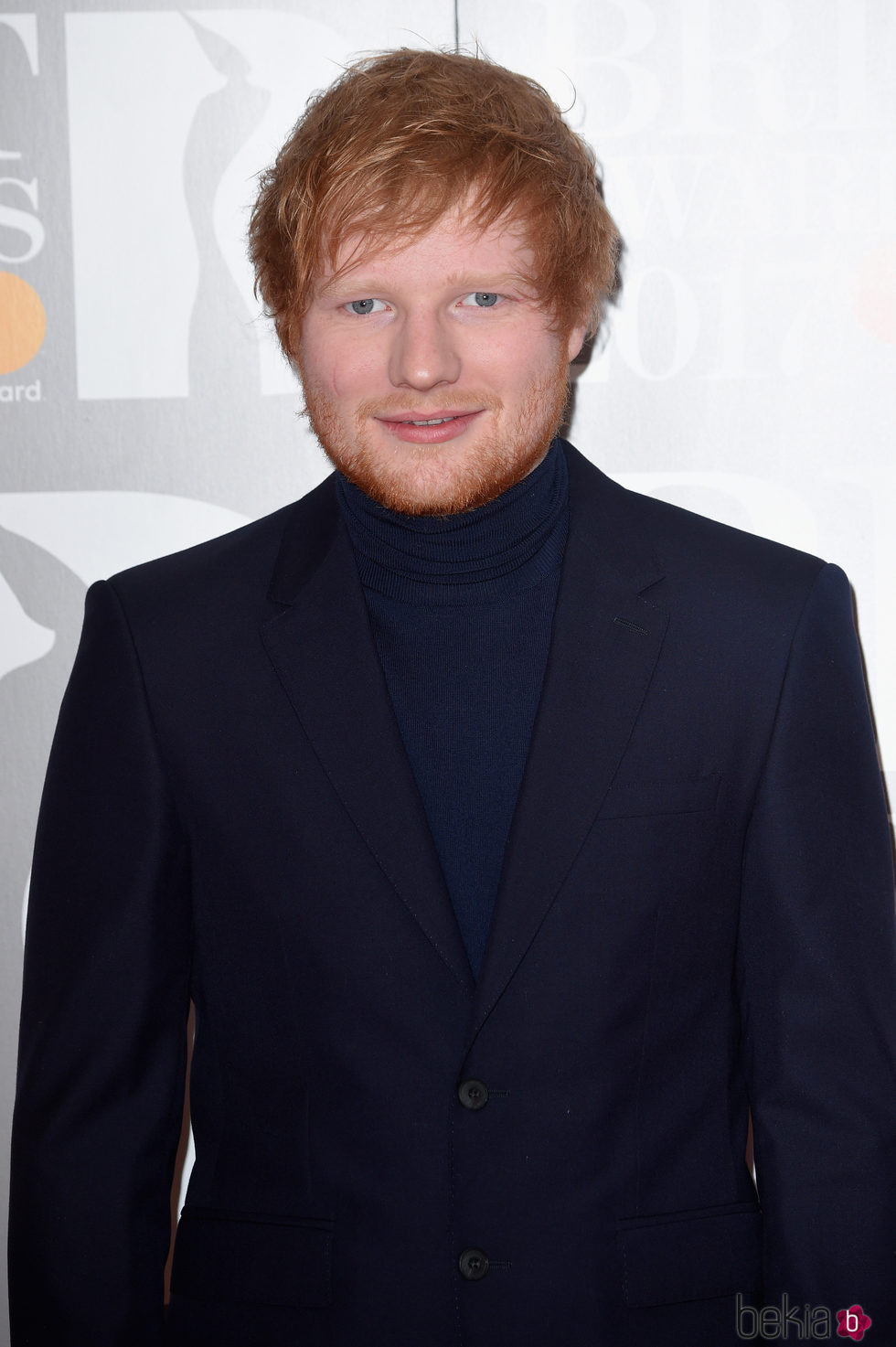 Ed Sheeran en la alfombra roja de los Brit Awards 2017