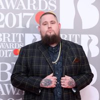 Rag'n'Bone Man en la alfombra roja de los Brit Awards 2017