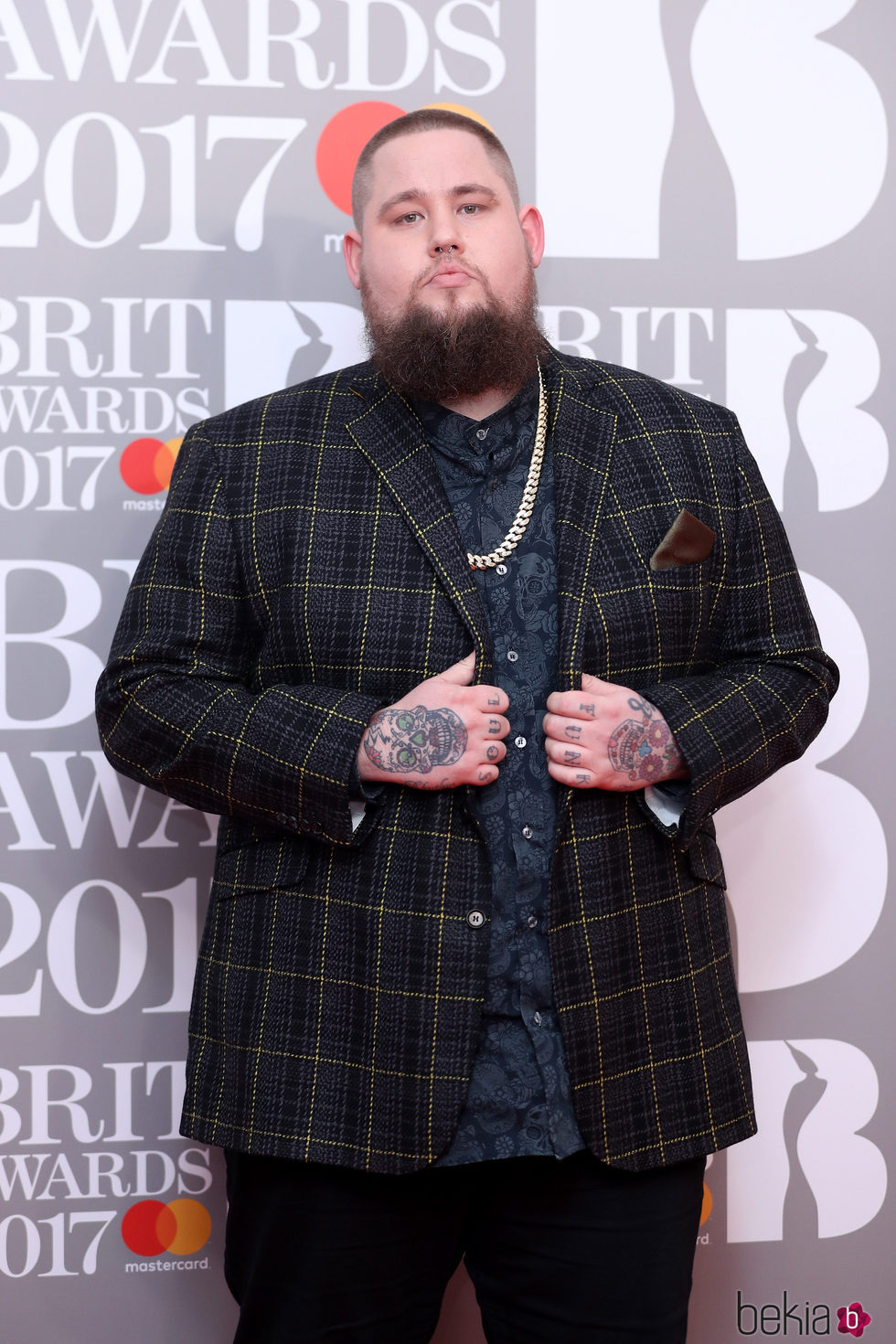 Rag'n'Bone Man en la alfombra roja de los Brit Awards 2017